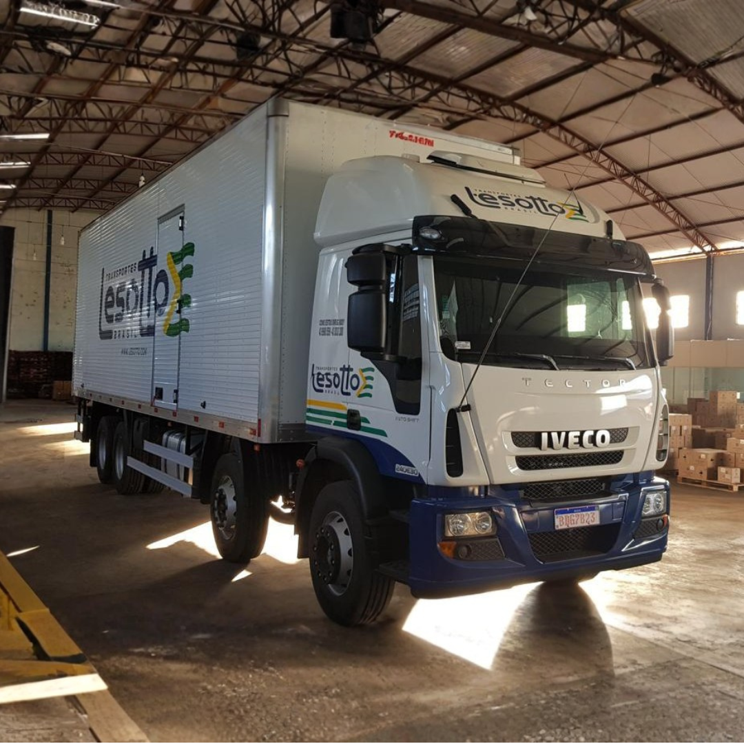Caminhao bau refrigerado da frota Lesotto