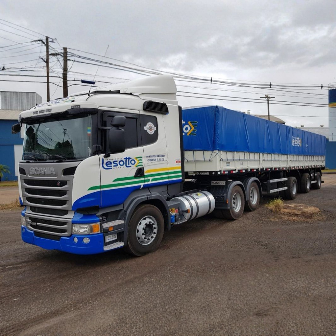 Caminhao Scania Lesotto com carreta lona azul